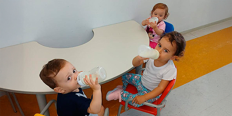 alunos mamando sozinhos 