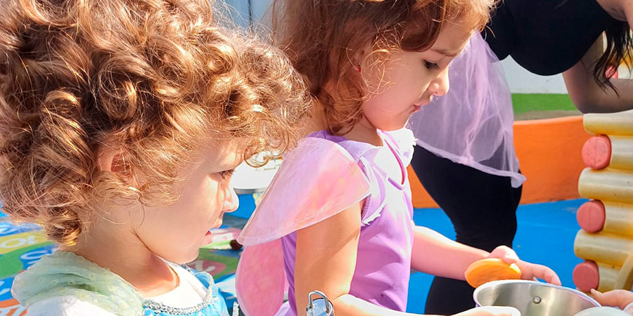 alunos aprendendo sobre alimentos com nutricionista 