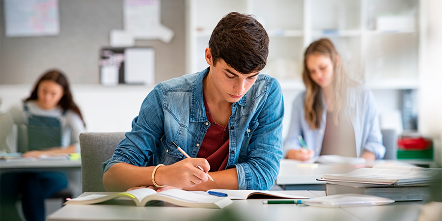 jovem estudando 