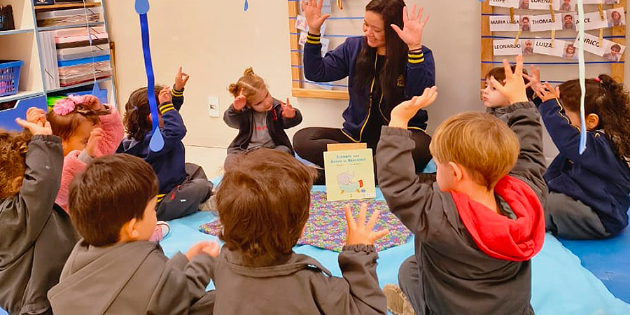 alunos em atividade na sala de aula 