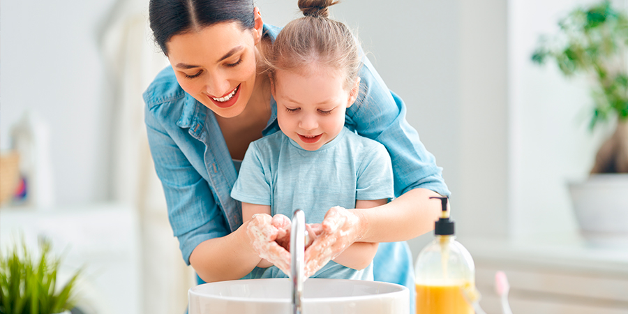 Higiene na infância protege a saúde diária - mãe e filha 