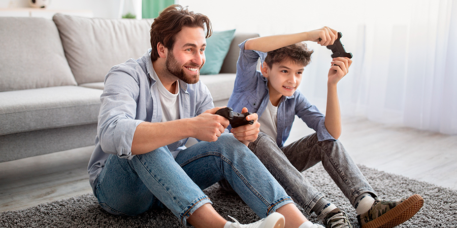 pai e filho jogando video game 