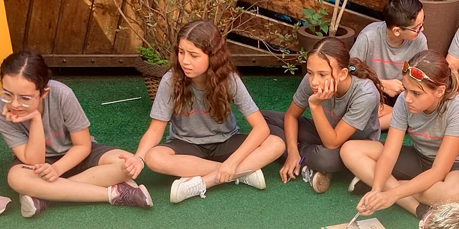 alunos em atividade de leitura 