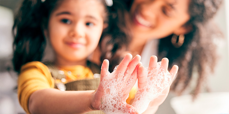 menina lavando as mãos e importante cuidar do corpo: o papel da higiene na infância